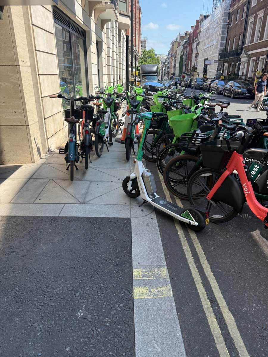IPL_futon's tweet photo. @CityWestminster as a concerned neighbour from neighbouring Lambeth, thought this should be highlighted

Quite outrageous from both pedestrian and driver’s perspectives…. https://t.co/mawrgeSg9s
