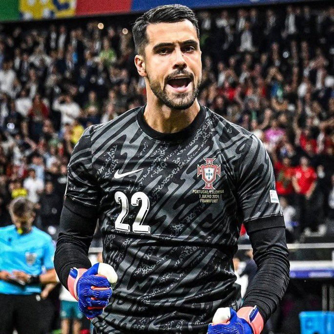TheMatchdayHQ's tweet photo. 🚨🚨 | 𝐁𝐑𝐄𝐀𝐊𝐈𝐍𝐆: Real Madrid are CONSIDERING a move for FC Porto goalkeeper Diogo Costa.

The Spanish giants are looking to sign a reliable backup for Thibaut Courtois amid concerns over his recent injury record. 

[@fichajesnet] https://t.co/Cam88n2VG3