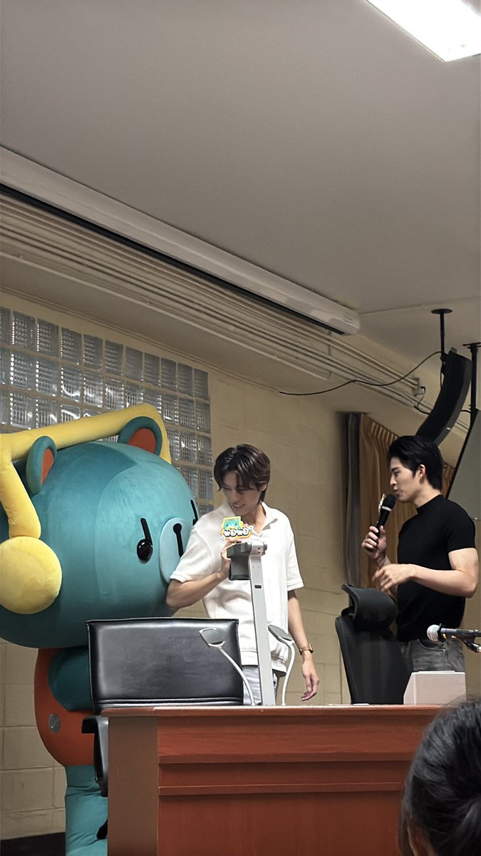 heartnaravit's tweet photo. 🐼 : can you be quiet for a moment I'm talking to your father here!! https://t.co/RYo8CZb4xL