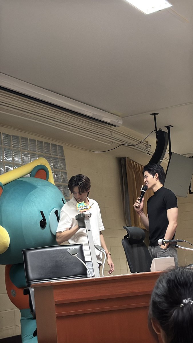 heartnaravit's tweet photo. 🐼 : can you be quiet for a moment I'm talking to your father here!! https://t.co/RYo8CZb4xL
