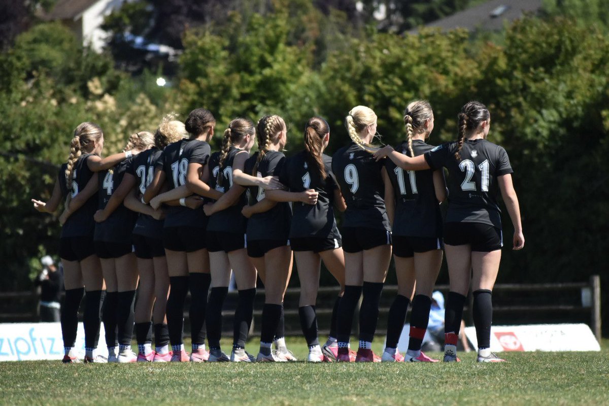 VStahly65692's tweet photo. Good read and interception by our CB @JoslinSoccer setting me up for the touch into space and the long ball for our forwards to finish ⚽️ The match ended with a W in PKs with my teammates making 4/4 and our keeper @PaigeStanoch coming up with 2 big saves 🔥 https://t.co/VSR0olh850