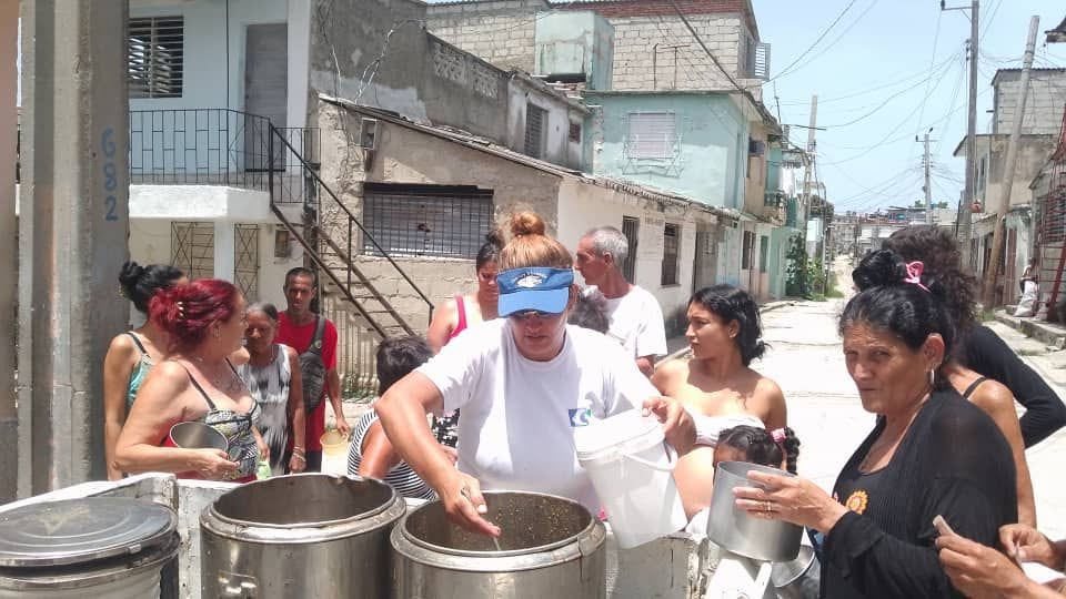 villacons's tweet photo. #10AñosECMVC 👷‍♂️🥘La #ECMVC de #VillaClaraConTodos regresó a la comunidad, específicamente al Consejo Popular Vigía-Escambray de #SantaClara.
📌Allí los trabajadores de la UEB # 6 repartieron caldosa a las personas en situación de vulnerabilidad y a los habitantes del lugar. https://t.co/YGg83GfjGB