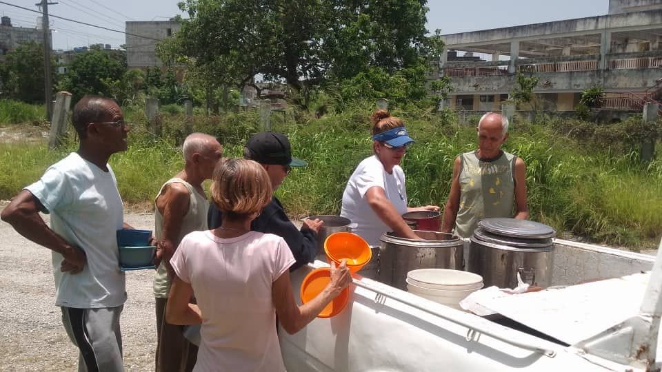villacons's tweet photo. #10AñosECMVC 👷‍♂️🥘La #ECMVC de #VillaClaraConTodos regresó a la comunidad, específicamente al Consejo Popular Vigía-Escambray de #SantaClara.
📌Allí los trabajadores de la UEB # 6 repartieron caldosa a las personas en situación de vulnerabilidad y a los habitantes del lugar. https://t.co/YGg83GfjGB