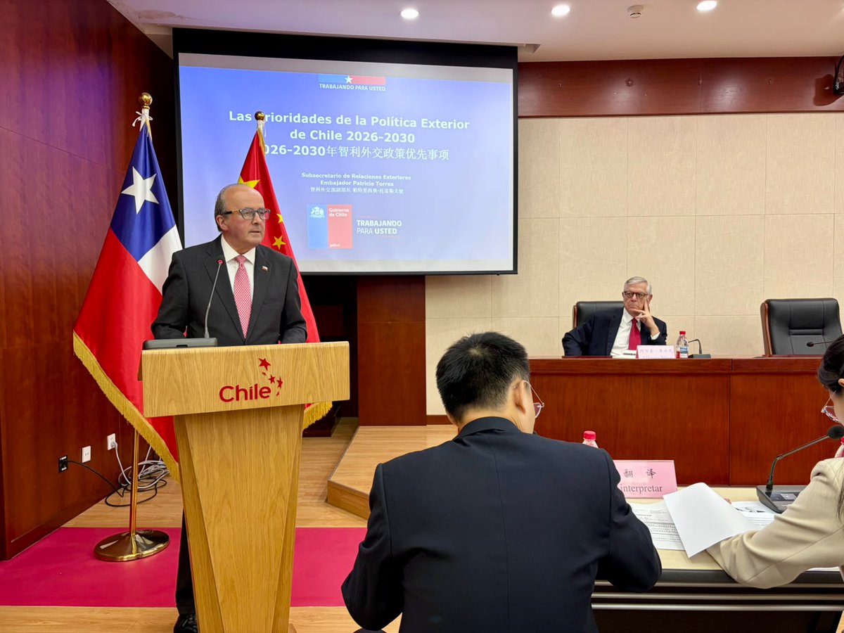 Minrel_Chile's tweet photo. En Beijing, el subsecretario Patricio Torres realizó una clase magistral en la Academia China de Ciencias Sociales sobre las prioridades de la política exterior chilena. Previamente, sostuvo una reunión con el vicepresidente de la academia, Li Xuesong. 🇨🇱🇨🇳 https://t.co/5j1NbMYh3I