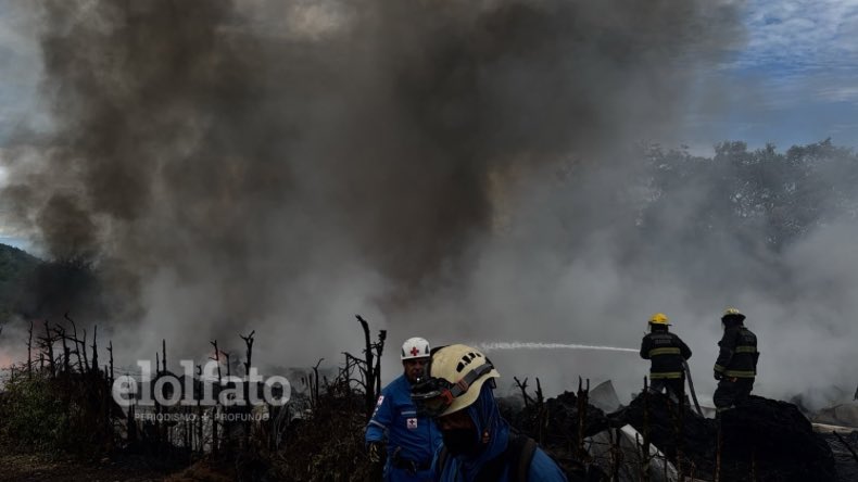 Elolfato's tweet photo. #Ibagué l 👩‍🚒 Unidades del Cuerpo Oficial de Bomberos de Ibagué, Defensa Civil del Tolima, Policía de Ibagué y la comunidad de las veredas Carrizales y La Esperanza, luchan contra un enorme incendio que se presentó en la zona rural de la capital tolimense que amenazó a varios predias y viviendas de la zona.