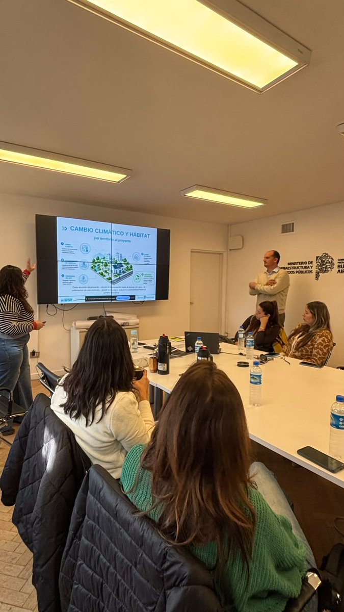 MinHabitatPBA's tweet photo. Llevamos adelante el segundo encuentro de debate sobre ciudades sostenibles para el futuro. https://t.co/vOtmoSRMhe