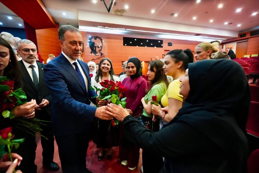 _MHPistanbul_'s tweet photo. İl Başkanımız Sn. Volkan Yılmaz, Kadın, Aile, Çocuk ve Engelli Politikalarından Sorumlu İl Başkan Yardımcılığımızın koordinasyonunda Bayrampaşa’da düzenlenen toplantıda İstanbullu hanımefendiler ile bir araya geldi. 

Toplantımıza varlıklarıyla değer katan, 
Bayrampaşa Berber ve Kuaförler Esnaf ve Sanatkârlar Odası Başkanı Eda Yıldız’a, Bayrampaşa Bakkallar, Mezeciler ve Tekel Bayileri Esnaf ve Sanatkârlar Odası Başkanı Emine İleri nezdinde tüm kadınlarımıza ve 
emeği geçen herkese teşekkür ediyoruz.