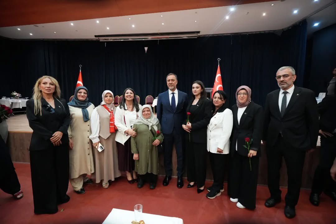 _MHPistanbul_'s tweet photo. İl Başkanımız Sn. Volkan Yılmaz, Kadın, Aile, Çocuk ve Engelli Politikalarından Sorumlu İl Başkan Yardımcılığımızın koordinasyonunda Bayrampaşa’da düzenlenen toplantıda İstanbullu hanımefendiler ile bir araya geldi. 

Toplantımıza varlıklarıyla değer katan, 
Bayrampaşa Berber ve Kuaförler Esnaf ve Sanatkârlar Odası Başkanı Eda Yıldız’a, Bayrampaşa Bakkallar, Mezeciler ve Tekel Bayileri Esnaf ve Sanatkârlar Odası Başkanı Emine İleri nezdinde tüm kadınlarımıza ve 
emeği geçen herkese teşekkür ediyoruz.