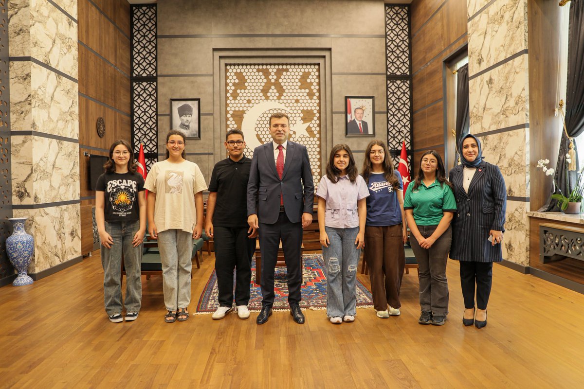 NedimAkmese's tweet photo. 📍 Valilik Makamı

#LGS2026'da tam puan alarak Türkiye birinciliği elde eden öğrencilerimizi, kıymetli ailelerini, öğretmenlerimizi ve okul yöneticilerimizi Valiliğimizde misafir ettik.

Azimleri, disiplinleri ve emekleriyle Niğde'mize büyük gurur yaşatan evlatlarımızı yürekten kutluyorum.

Bu başarıda emeği bulunan ailelerimize, öğretmenlerimize ve okul yöneticilerimize teşekkür ediyor; öğrencilerimize eğitim hayatlarında üstün başarılar diliyorum.

#NiğdeValiliği
.
.
@tcmeb 
@nigdeilmem
