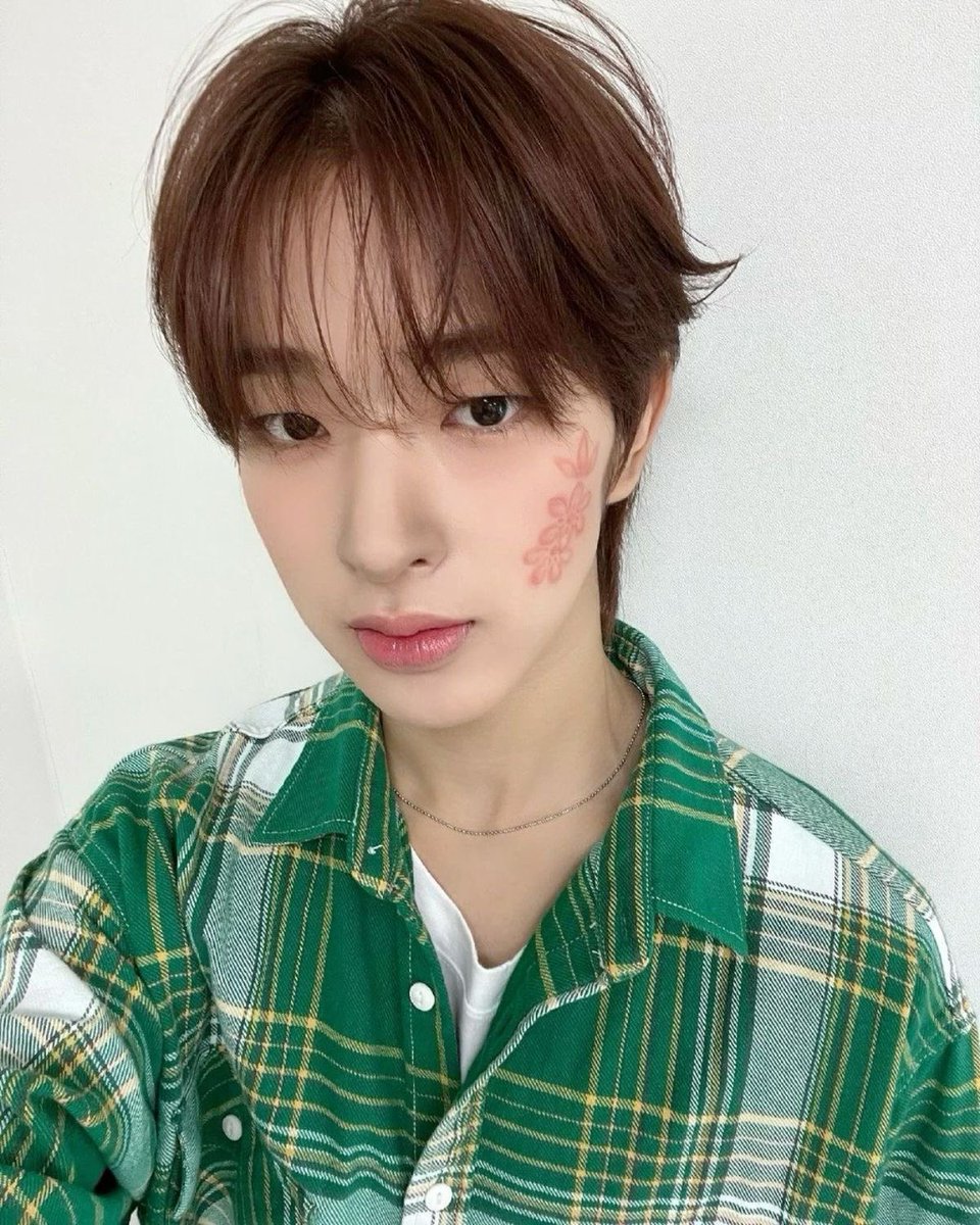 nexzizz's tweet photo. 이 셔츤데 딱봐도 두꺼버보이는디 안덥나 https://t.co/qqevrsfvf5