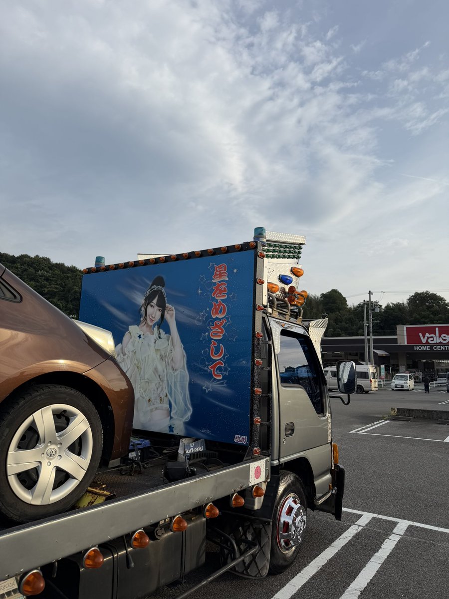 4HF1RYU's tweet photo. 次の日朝から仕事あるからダッシュで会場出て帰ったけど、かなみんと一緒に仕事
🤭

ライブ見てて思ったけど、なんか活動終了するとは思えないし思いたくないし、いまだに信じられん🤔 https://t.co/MqdloVKmtA