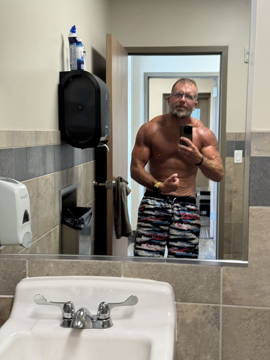 J_Schwanee's tweet photo. Don’t do peptides and HGH. They’re bad for you.
Now for cardio…
#poopface
#tattas
#douchebagprobsandbathroomselfies
#gympump https://t.co/YAcfx9b1o3