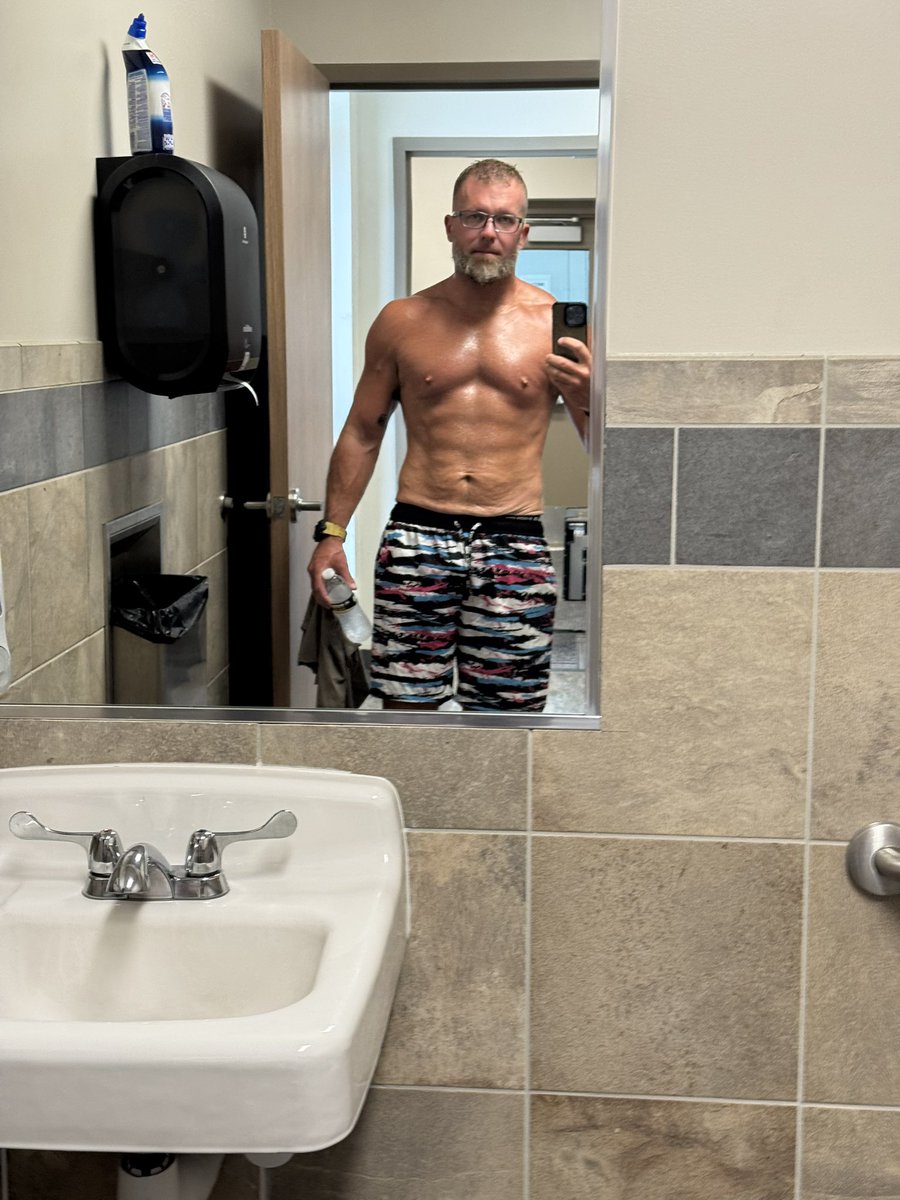 J_Schwanee's tweet photo. Don’t do peptides and HGH. They’re bad for you.
Now for cardio…
#poopface
#tattas
#douchebagprobsandbathroomselfies
#gympump https://t.co/YAcfx9b1o3