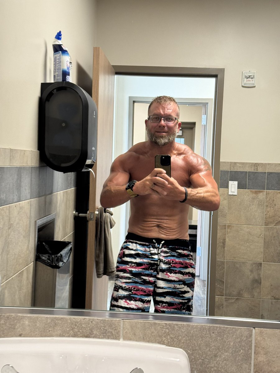 J_Schwanee's tweet photo. Don’t do peptides and HGH. They’re bad for you.
Now for cardio…
#poopface
#tattas
#douchebagprobsandbathroomselfies
#gympump https://t.co/YAcfx9b1o3