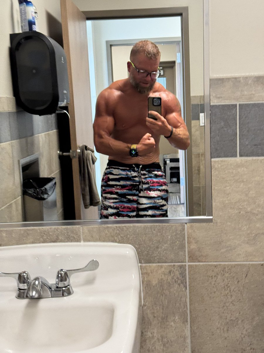 J_Schwanee's tweet photo. Don’t do peptides and HGH. They’re bad for you.
Now for cardio…
#poopface
#tattas
#douchebagprobsandbathroomselfies
#gympump https://t.co/YAcfx9b1o3