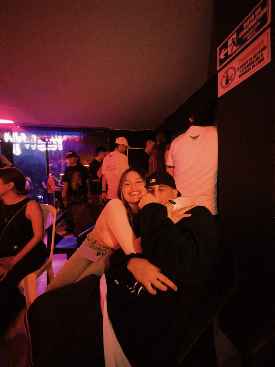 Daniig2004's tweet photo. cuando piensen q la amistad entre un hombre y una mujer no existe vean estas fotos https://t.co/jKz21rqThf