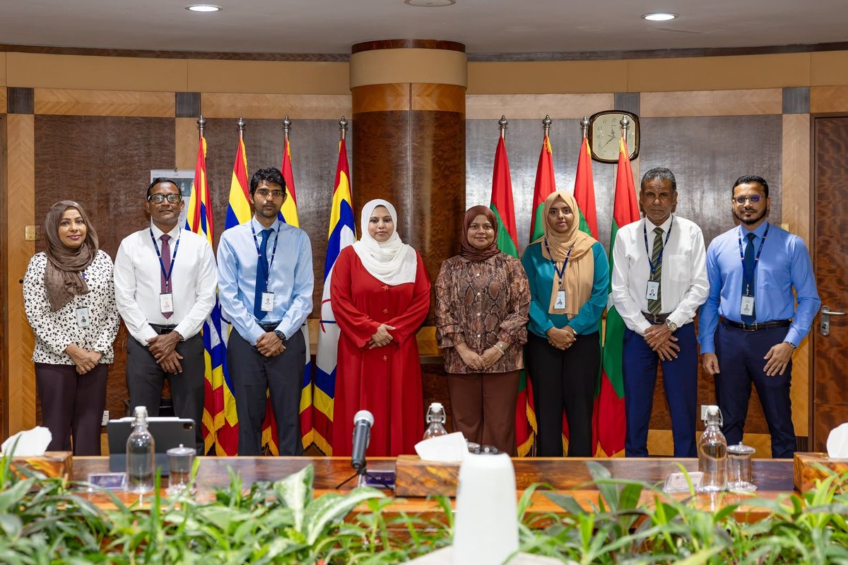 STELCOMALDIVES's tweet photo. ފަންނާއި ސަގާފަތާއި ތަރިކައާއި ބެހޭ ވުޒާރާއިން އެ ވުޒާރާއާ ގުޅުންހުރި ދާއިރާތަކުން ކުރުމަށް ރާވާފައިވާ މަސައްކަތްތަކުގެ ތެރެއިން، މި ކުންފުންޏާ ގުޅުންހުރި ދާއިރާތަކުން ގުޅިގެން ކުރެވިދާނެ ކަންކަމާ މެދު މިއަދު ވަނީ މުހިންމު މަޝްވަރާތަކެއް ކުރެވިފައި. މި ބައްދަލުވުމުގައި ފަންނާއި ސަގާފަތާއި ތަރިކައާއިި ބެހޭ ވަޒީރު ހީނާ ވަލީދާއި، ކުންފުނީގެ މެނޭޖިންގ ޑިރެކްޓަރ ޑރ. އަލީ އަޒުވަރުގެ އިތުރުން ކުންފުނީގެ ބައެއް އިސްވެރިން ވަނީ ބައިވެރިވެވަޑައިގެންފައި.