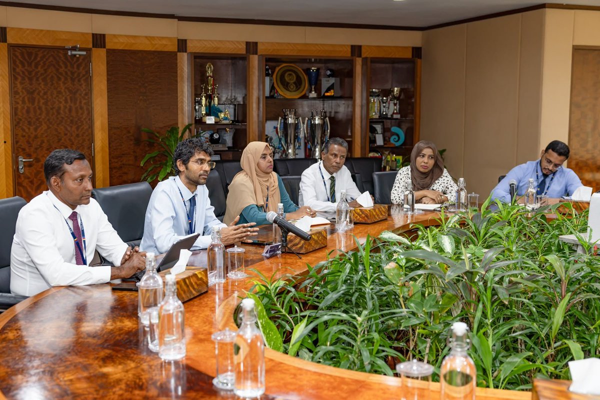 STELCOMALDIVES's tweet photo. ފަންނާއި ސަގާފަތާއި ތަރިކައާއި ބެހޭ ވުޒާރާއިން އެ ވުޒާރާއާ ގުޅުންހުރި ދާއިރާތަކުން ކުރުމަށް ރާވާފައިވާ މަސައްކަތްތަކުގެ ތެރެއިން، މި ކުންފުންޏާ ގުޅުންހުރި ދާއިރާތަކުން ގުޅިގެން ކުރެވިދާނެ ކަންކަމާ މެދު މިއަދު ވަނީ މުހިންމު މަޝްވަރާތަކެއް ކުރެވިފައި. މި ބައްދަލުވުމުގައި ފަންނާއި ސަގާފަތާއި ތަރިކައާއިި ބެހޭ ވަޒީރު ހީނާ ވަލީދާއި، ކުންފުނީގެ މެނޭޖިންގ ޑިރެކްޓަރ ޑރ. އަލީ އަޒުވަރުގެ އިތުރުން ކުންފުނީގެ ބައެއް އިސްވެރިން ވަނީ ބައިވެރިވެވަޑައިގެންފައި.