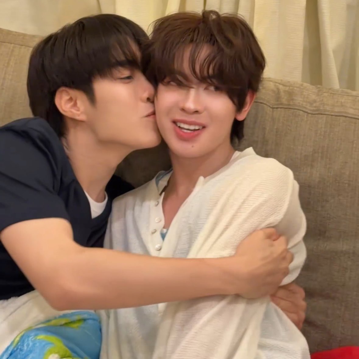 Khimintheclouds's tweet photo. ท่าจุ๊บเติ้ล                                 ท่าเติ้ลจุ๊บ https://t.co/nmtBCd3UdV