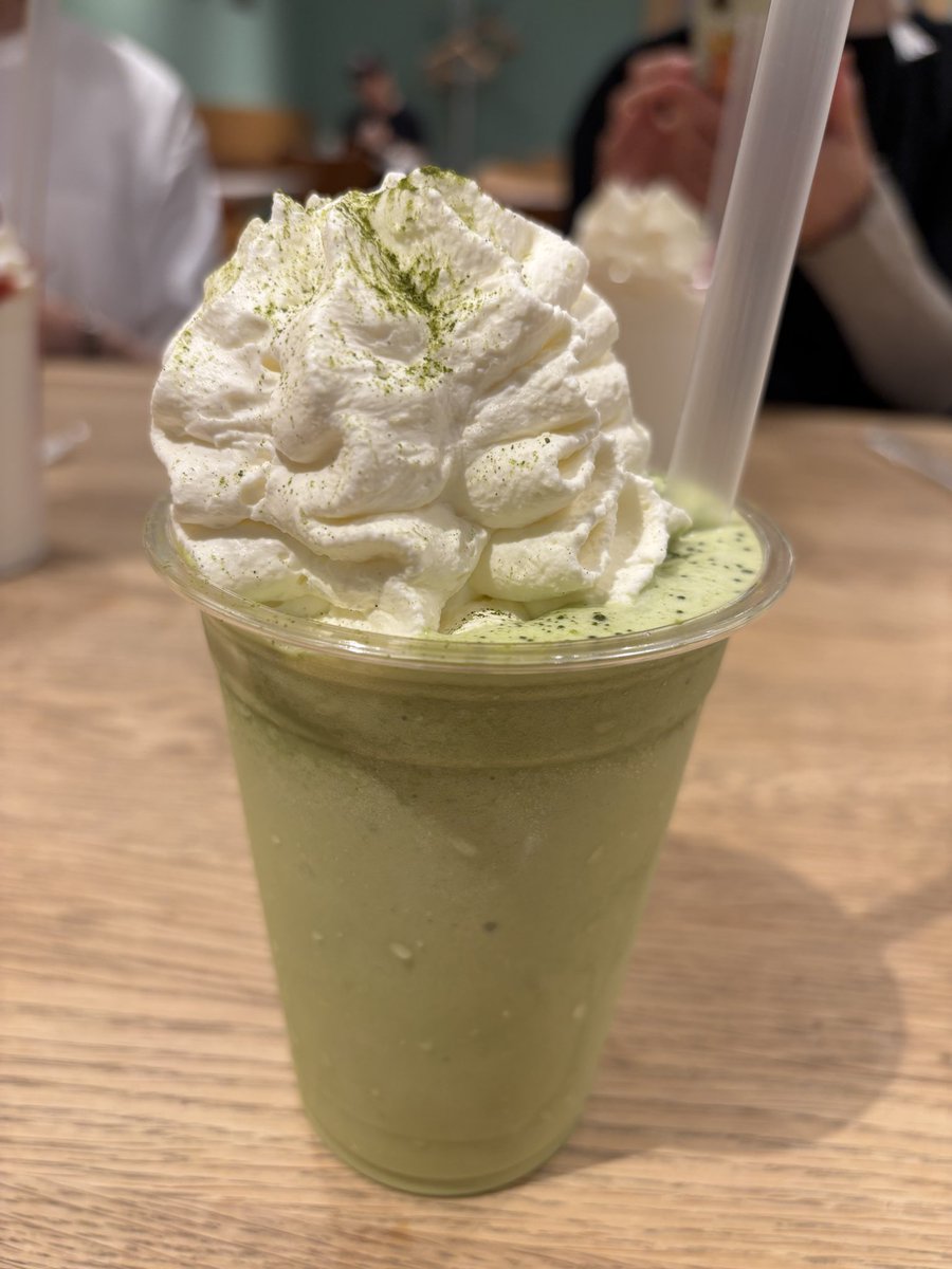 mamaSDX's tweet photo. 友人と4人で銀座のセントル・ザ・ベーカリーに行ってきた。パンが好きな友人なのでここは4回目位かなぁ？
いつもは2人なので2種類しか食べられないけど、今回は4種類食べられた😊
でもなんか以前よりメニュー減った？💦
食後の抹茶フラッペは甘くて、コーヒーにすれば良かったな〜！ https://t.co/iVZNPEiOfE