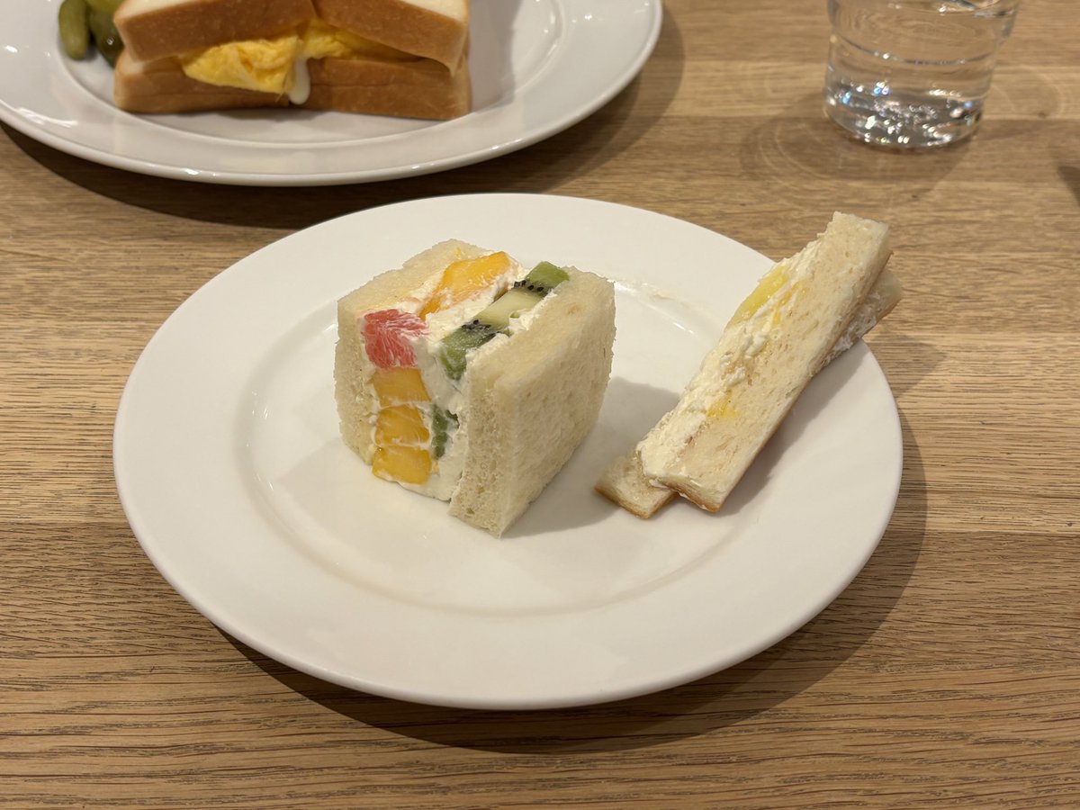 mamaSDX's tweet photo. 友人と4人で銀座のセントル・ザ・ベーカリーに行ってきた。パンが好きな友人なのでここは4回目位かなぁ？
いつもは2人なので2種類しか食べられないけど、今回は4種類食べられた😊
でもなんか以前よりメニュー減った？💦
食後の抹茶フラッペは甘くて、コーヒーにすれば良かったな〜！ https://t.co/iVZNPEiOfE