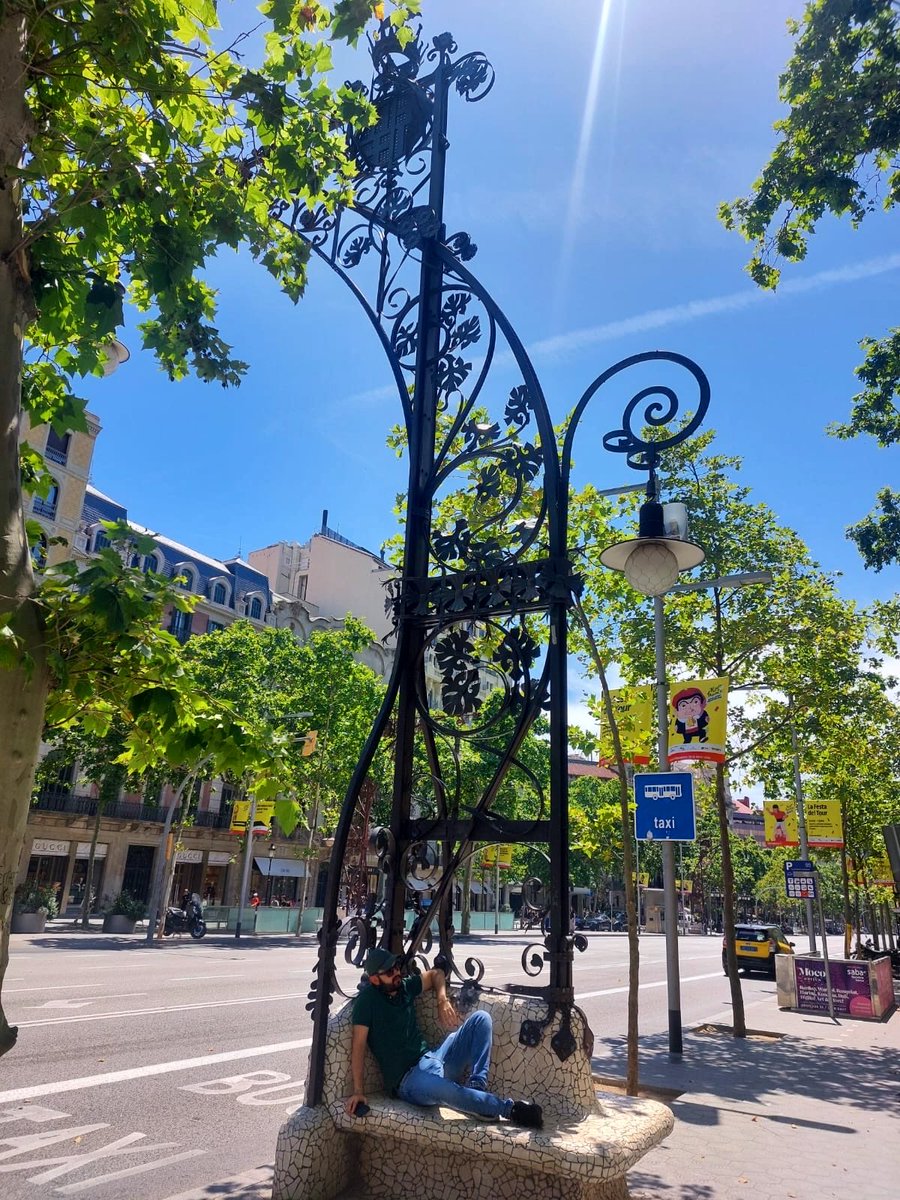 lcManuelF's tweet photo. Me parece difícil pensar en Barcelona sin Gaudí. Su historia romana, su cultura catalana e incluso su playa, se rinden ante el sello “Gaudiano” impreso por doquier en sus calles.

«Para hacer las cosas bien es necesario: primero el amor, segundo la técnica»

#Gaudi https://t.co/PWMa6gosTt
