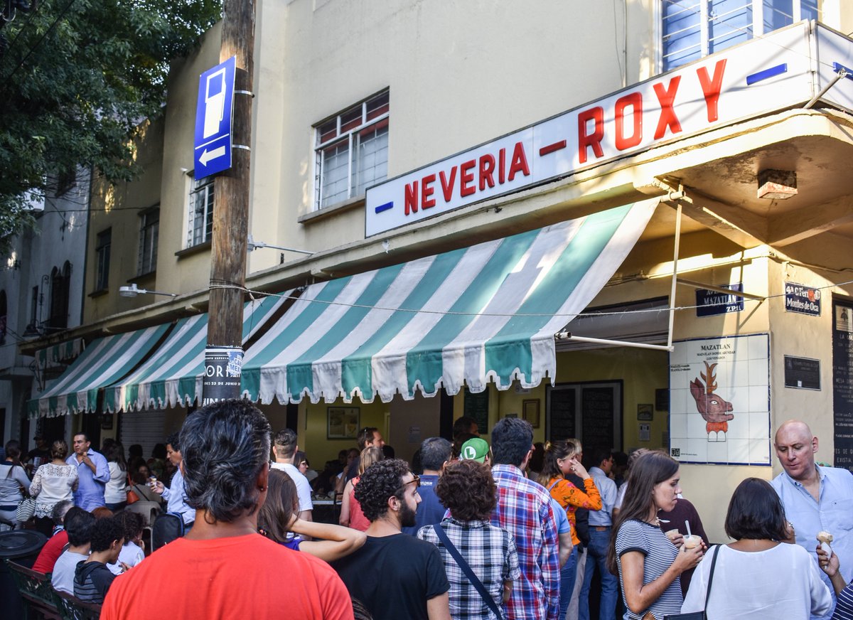 MishArqT's tweet photo. Las nieves Roxy, clásicas en la Condesa con su local inicial en Av. Mazatlán, cumplen 80 años de su apertura por el matrimonio Gallardo Rubio en 1946. 

Toman el nombre del recuerdo del Sr. Carlos Gallardo, de cuando inició vendiendo nieves deliciosas de limón blanco afuera del Cine Roxy en Guadalajara. 

La decoración del lugar a estilo cincuentero, así como los sabores, hacen de este negocio un clásico.
