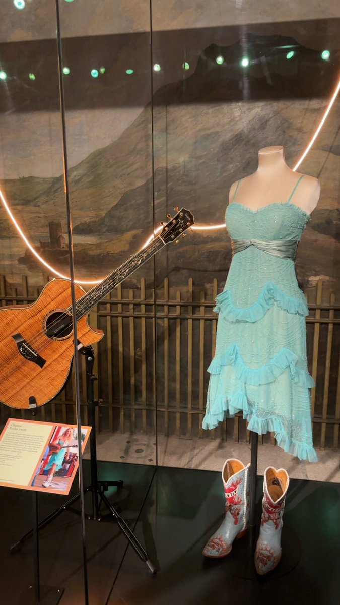 hauntedmaroon13's tweet photo. happy #SwiftDay everyone. 

From a girl who’s found her place in this world in this community💚💛💜♥️🩵🖤🩷🩶🤎💙🤍🧡

@taylorswift13 @taylornation13 https://t.co/FbrqwiFFhu