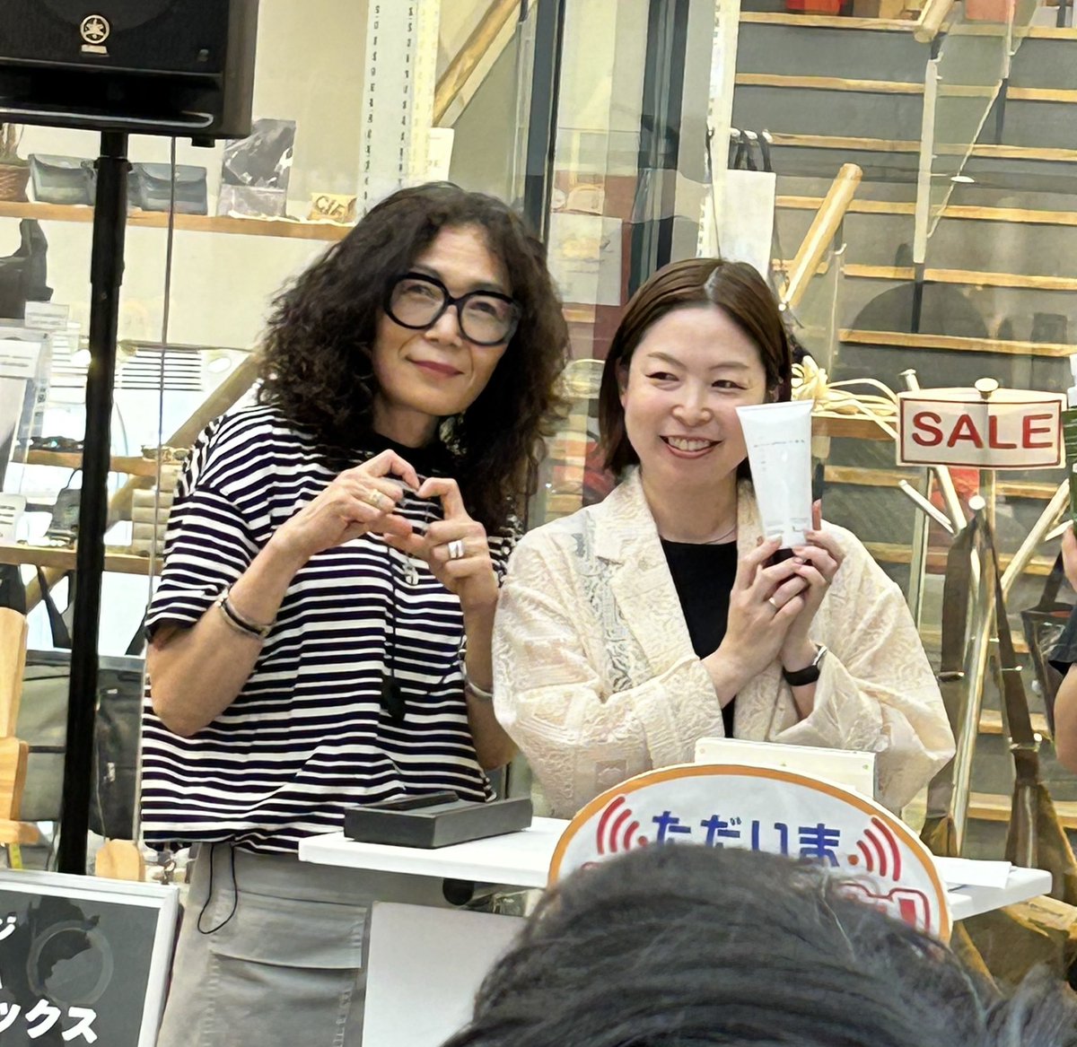 jakenrika's tweet photo. 今日の公開生放送は
べっぴん店前
お店の方とのやり取りが最高に面白過ぎて😂
それでいて購買意欲を掻き立たせてくれるのょ😎
気になって買うょね���️
Bonjour

#ゴッジ
#べっぴん店
#無添加化粧品 https://t.co/SKb4wV9GPM