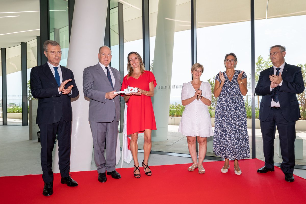 GvtMonaco's tweet photo. Cérémonie de remise des clefs du nouveau bâtiment du CHPG aux équipes hospitalières

Ce lundi 13 juillet 2026, en présence de S.A.S. le Prince Albert II, de S.E. M. Christophe Mirmand, Ministre d’État, de Mme Céline Caron-Dagioni, Conseiller de Gouvernement-Ministre de l’Équipement, de l’Environnement et de l’Urbanisme, de M. Christophe Robino, Conseiller de Gouvernement-Ministre des Affaires Sociales et de la Santé, et de Mme Benoîte Rousseau de Sevelinges, Directeur du Centre Hospitalier Princesse Grace, ainsi que de nombreuses personnalités de la Principauté, s'est tenue la cérémonie de remise des clés du nouveau bâtiment du CHPG aux
équipes hospitalières.

Cette cérémonie marque une étape majeure du projet hospitalier monégasque engagé de longue date par le Gouvernement Princier et destiné à doter durablement la Principauté d’un hôpital public moderne, évolutif et adapté aux besoins des générations futures.

La remise des clés symbolise la transition entre la phase de construction et celle de l'appropriation des lieux par les équipes hospitalières, qui y exerceront prochainement leurs missions au service des patients.

Le Ministre d'Etat, Christophe Mirmand, a rappelé dans son discours que "le Centre Hospitalier Princesse Grace occupe une place singulière dans notre territoire. Hôpital public de la Principauté, établissement de rattachement des quatre communes limitrophes françaises, il est la pierre angulaire de notre système de santé et un acteur essentiel de l'organisation sanitaire de notre bassin de vie".

@hopitalMonaco 

© Direction de la Communication - Manuel Vitali