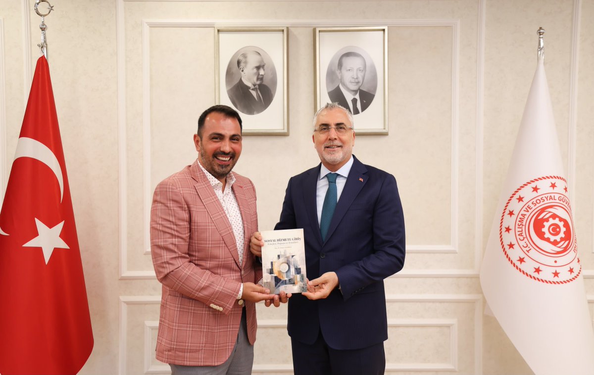 isikhanvedat's tweet photo. Sosyal hizmet alanında kıymetli çalışmalar ortaya koyan Doç. Dr. Buğra Yıldırım hocamızın kaleme aldığı 'Sosyal Hizmete Giriş-Felsefesi, Doğuşu ve Temelleri' eserinin literatür açısından önemli bir kaynak olacağını düşünüyorum. 

Eserinin hayırlı olmasını diliyor, bol okuyucular temenni ediyorum.