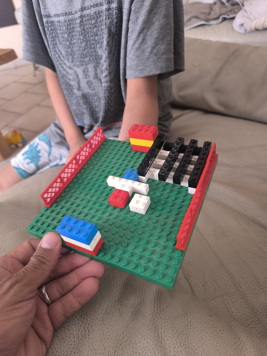 pins0909's tweet photo. Bonjour @LEGO_Group mes fils sont prêt pour la demi-finale demain ⚽ #fraesp. Allez la France💪🏽🇫🇷🏟️ @equipedefrance https://t.co/gMrkLUqbB2