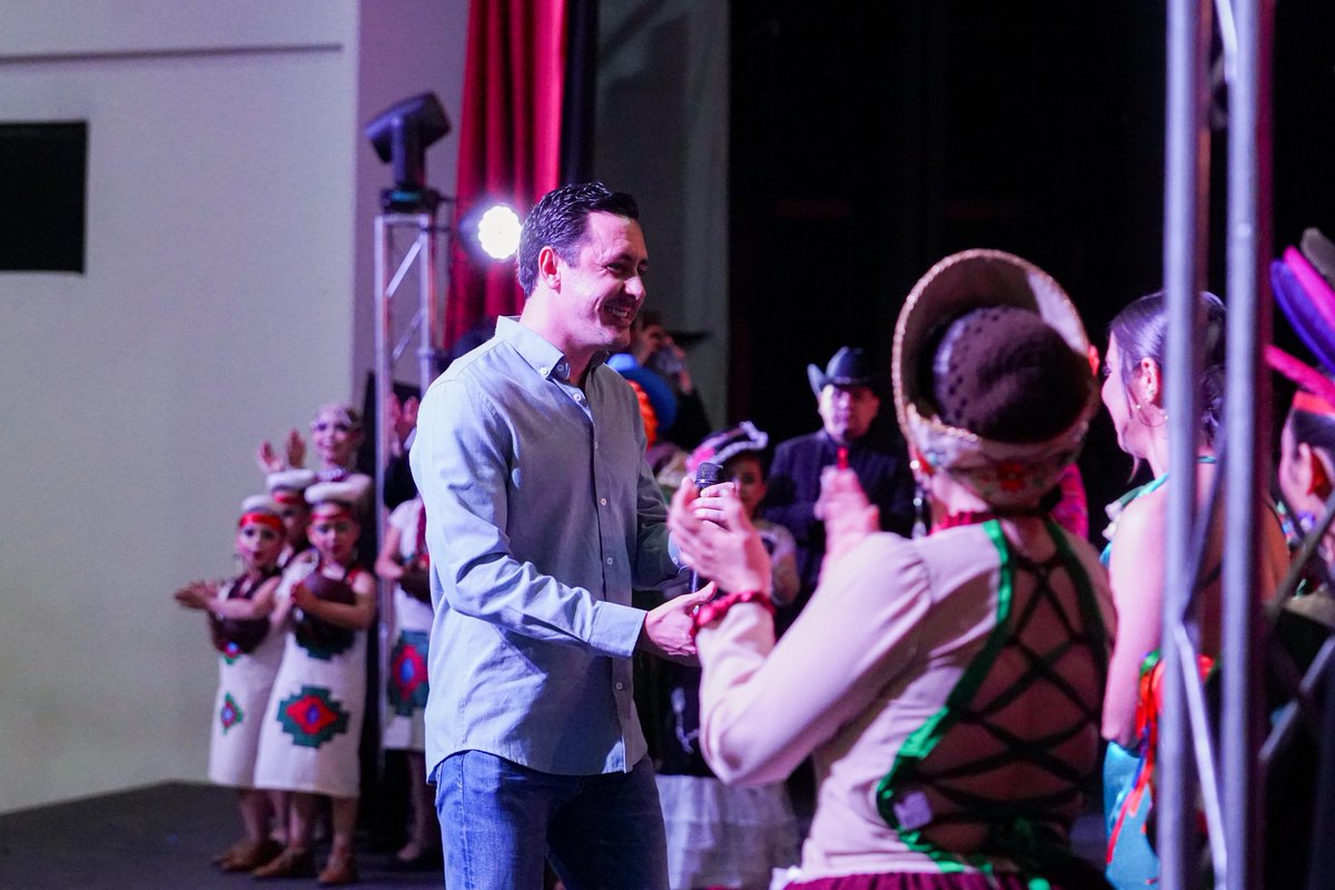 FernandoRVM's tweet photo. De esas noches que te recuerdan lo bonito que es ser sonorense. 🙌🏼

Me dio mucho gusto acompañar al Ballet Folclórico Sehuáquit en su Festival de Clausura. Muchas gracias por la invitación.

Sigamos apoyando la cultura de nuestro estado, como lo ha impulsado el gobernador @AlfonsoDurazo.

¿Cuál es la tradición sonorense que más orgullo te da?