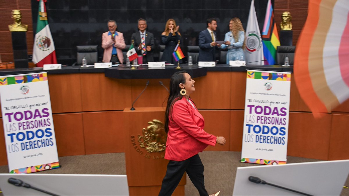 YaajMexico's tweet photo. #ReconociendoElOrgullo 🏛️🏳️‍⚧️🏳️‍🌈 Con enorme emoción celebramos que el Senado de la República reconoció a nuestra Titular de la Unidad de Género de Yaaj México, @paosantillanmx, por su trayectoria como activista LGBTI+, feminista interseccional y defensora de derechos humanos.

#MujeresDiversasYaaj 🏅 Este reconocimiento distingue la línea de género y feminista de nuestra organización a través del fortalecimiento de liderazgos de mujeres diversas y personas no binarias, así como en la creación de escuelas de participación política, procesos formativos y estrategias de incidencia para que más voces diversas lleguen a los espacios donde se toman decisiones‼️ #VivasLibresYDiversas 💚💜🩷🧡