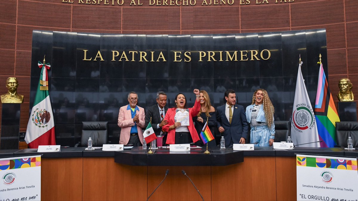 YaajMexico's tweet photo. #ReconociendoElOrgullo 🏛️🏳️‍⚧️🏳️‍🌈 Con enorme emoción celebramos que el Senado de la República reconoció a nuestra Titular de la Unidad de Género de Yaaj México, @paosantillanmx, por su trayectoria como activista LGBTI+, feminista interseccional y defensora de derechos humanos.

#MujeresDiversasYaaj 🏅 Este reconocimiento distingue la línea de género y feminista de nuestra organización a través del fortalecimiento de liderazgos de mujeres diversas y personas no binarias, así como en la creación de escuelas de participación política, procesos formativos y estrategias de incidencia para que más voces diversas lleguen a los espacios donde se toman decisiones‼️ #VivasLibresYDiversas 💚💜🩷🧡