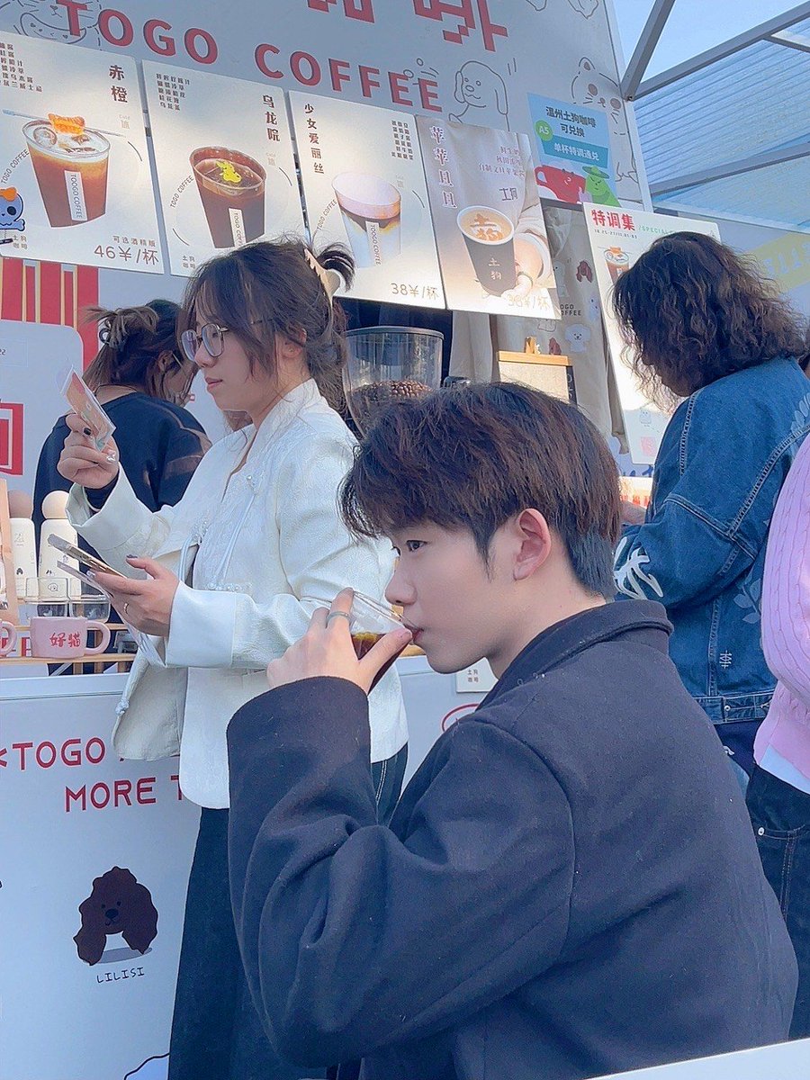 dokuro14736's tweet photo. Just tried the new hands-free coffee pickup service at the downtown café—game changer for busy mornings! No more fumbling with your phone, grab and go in 10 seconds.  #NewExperience， https://t.co/FBEze1EXds
