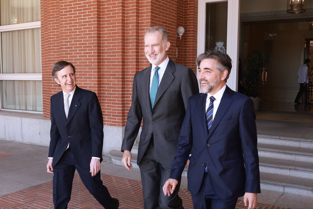 CasaReal's tweet photo. El Rey recibe en audiencia a los participantes de la XXI edición del Programa “Becas Europa” de la Universidad Francisco de Vitoria.

➡️https://t.co/hCP1VbSt6G https://t.co/SgKYbVfCQL