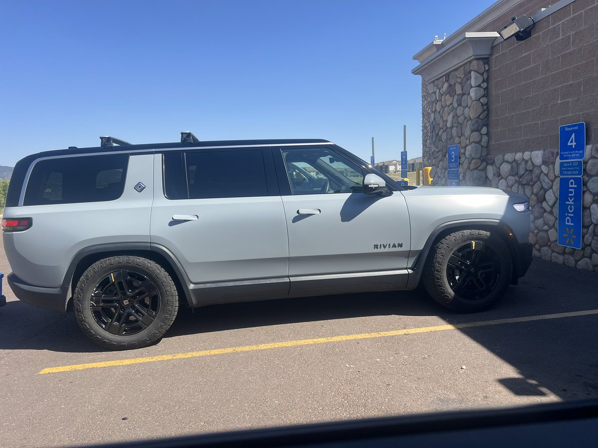GaryL1964's tweet photo. @SawyerMerritt Here’s a picture of a nice looking SUV in action! https://t.co/0AOkHqkccq