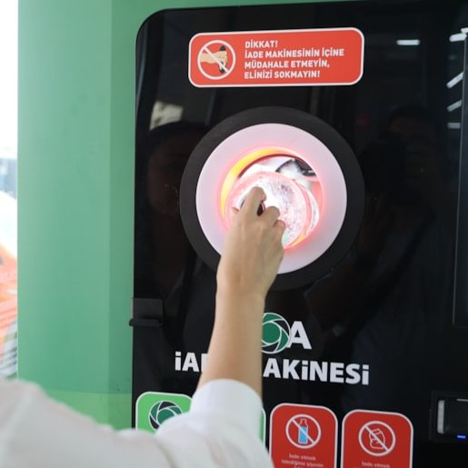bosunatiklama's tweet photo. Prof. Dr. Behçet Yalın Özkara, biriktirdiği pet şişeleri Türkiye yerine Avrupa'daki geri dönüşüm makinesine atarak kar elde etti.

• Gidiş ve dönüş uçak biletleri: 6 bin TL
• Yurt dışı çıkış harcı: 1.250 TL
• Toplam harcama: 7 bin 250 TL
• Türkiye'de şişe başına ücret: 1 TL
• Avrupa'da şişe başına ücret: 0,25 cent (13 TL)
• Elde edilen gelir: 13 bin 400 TL
• Kar: 6 bin 150 TL