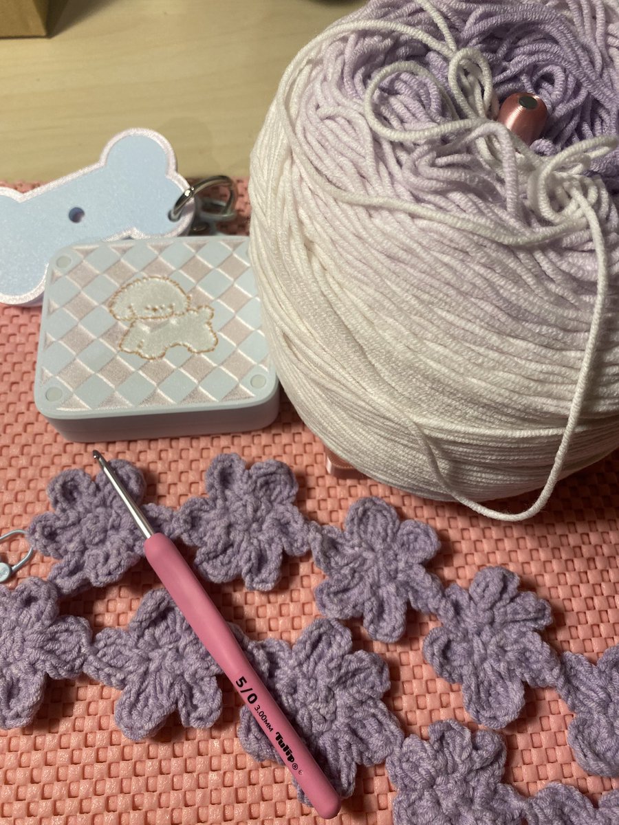 MweRoom's tweet photo. はじめまして😊

編み物で
「大人でもワクワクする推し活グッズ」
を作っています🧶

まだ小さなアカウントですが、

🌻作品づくり
🌻試作品
🌻販売準備の記録

を発信しています。

編み物好きさん、
推し活好きさん、
気軽に仲良くしてください💜

#編み物　#推し活　#推し活編み物  #ARMY #BTS https://t.co/NWmKQjPA6v