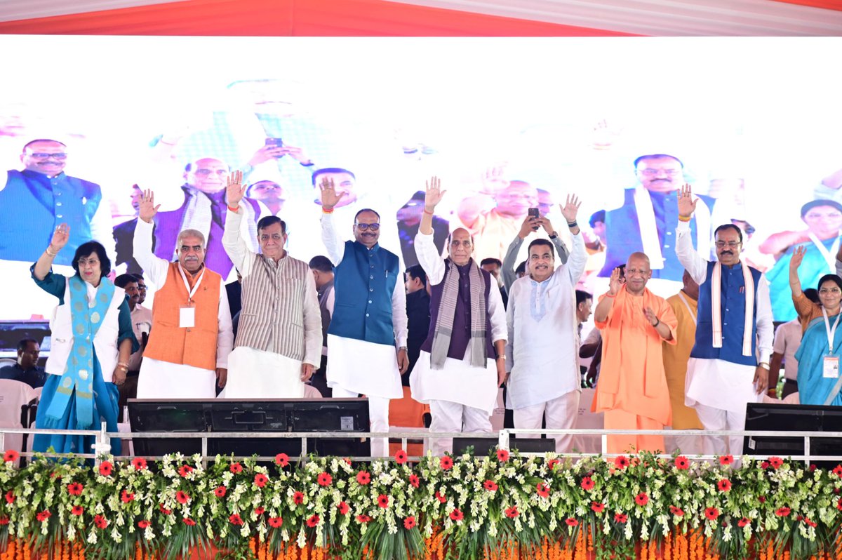 RakeshSachan_'s tweet photo. @BJP4India @BJP4UP @nitin_gadkari @rajnathsingh @myogiadityanath @myogioffice @Satishmahanaup @kpmaurya1 2/3...

मा० मुख्यमंत्री श्री योगी आदित्यनाथ जी की गरिमामयी उपस्थिति में ₹4,850 करोड़ से अधिक लागत वाली 03 राष्ट्रीय राजमार्ग परियोजनाओं के लोकार्पण एवं शिलान्यास कार्यक्रम में सहभागिता की।

इन परियोजनाओं में कानपुर-लखनऊ 06 लेन एक्सप्रेसवे, हरदोई-लखनऊ राष्ट्रीय राजमार्ग.... https://t.co/zAtjcxZ4L7