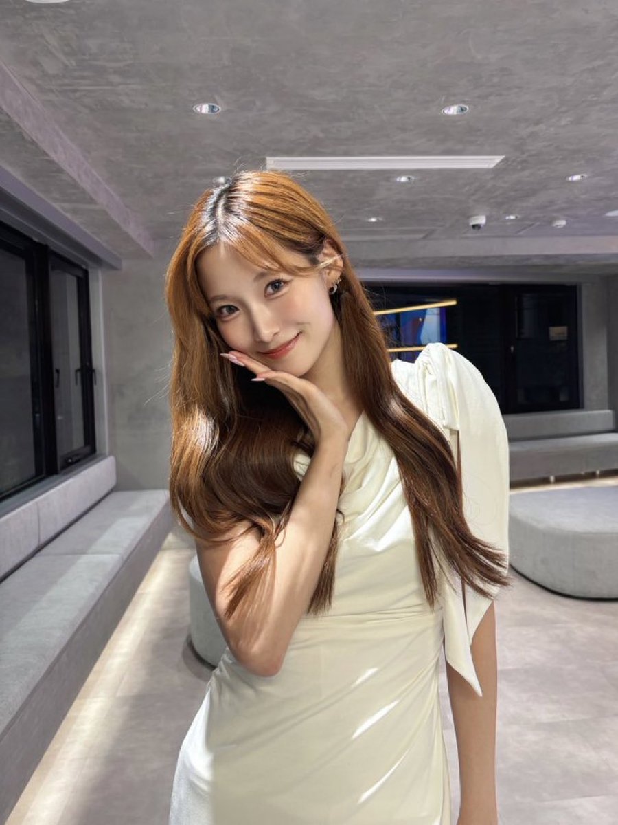 logyoufan's tweet photo. will never get over this remi look https://t.co/2FdXWfDg88