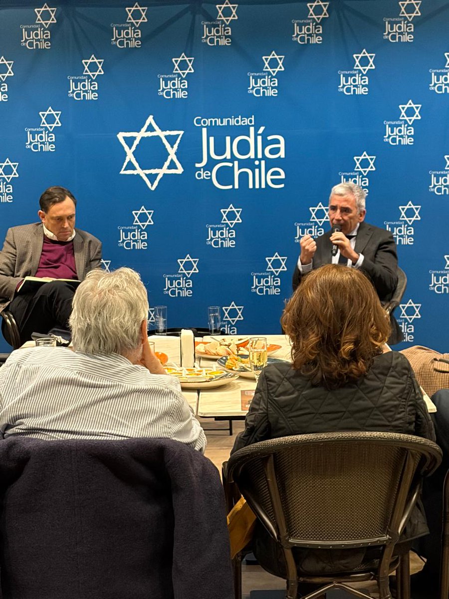 comjudiachile's tweet photo. Participamos de un enriquecedor conversatorio junto a Carlos Peña, rector de la Universidad Diego Portales, quien nos invitó a reflexionar sobre algunos de los principales desafíos que enfrenta nuestra sociedad, la importancia del diálogo democrático, el pensamiento crítico y la convivencia en un contexto de crecientes transformaciones.

Fue una valiosa instancia de encuentro e intercambio de ideas, que reafirma la importancia de generar espacios donde el respeto, la escucha y la diversidad de miradas contribuyan a fortalecer nuestra vida en común.

Agradecemos a Carlos Peña por su generosidad, profundidad y disposición para compartir esta conversación con nuestra comunidad, y a todas las personas que nos acompañaron y fueron parte de este significativo encuentro.

#ComunidadJudíaDeChile #CarlosPeña #Diálogo#PensamientoCrítico