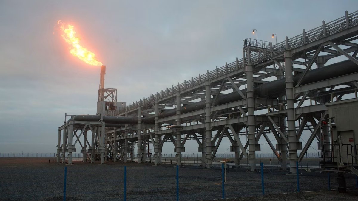 FMannuss's tweet photo. Die EU kauft Rekordmenge Gas aus Russlands Vorzeigekraftwerk
Europa kaufte im Vorfeld des Importverbots fast das gesamte im Yamal-Werk produzierte LNG in der ersten Hälfte des Jahres 2026 auf.

Europa importierte im ersten Halbjahr 2026 mehr Flüssigerdgas aus Russlands führendem LNG-Projekt als je zuvor und nahm damit fast die gesamte Produktion der sibirischen Anlage auf, Monate bevor ein EU-Verbot für russische Gasimporte in Kraft tritt.

Die EU-Käufe von Yamal LNG, das vom russischen Privatunternehmen Novatek kontrolliert wird, erreichten in den ersten sechs Monaten des Jahres einen Rekordwert von 9,89 Millionen Tonnen – 18 Prozent mehr als im gleichen Zeitraum des Vorjahres, wie Daten des Analyseunternehmens Kpler zeigen.

Die Zahlen unterstreichen die entscheidende Rolle, die Europa weiterhin bei der Aufrechterhaltung des Betriebs von Russlands wichtigster Energieanlage spielt, während Moskaus Krieg gegen die Ukraine nun schon im fünften Jahr andauert.

Nach Schätzungen der Nichtregierungsorganisation Urgewald könnte Europa für diese Lieferungen bis zu 6 Milliarden Euro bezahlt haben.

Die wichtigsten europäischen Abnehmer waren Frankreich, Belgien und Spanien, die in der ersten Hälfte des Jahres 2026 laut Kpler-Daten 3,6 Mio., 2,9 Mio. bzw. 2,7 Mio. Tonnen aus Yamal importierten.

Sebastian Rötters, ein Sanktionsaktivist bei Urgewald, nannte die Zahlen „erschreckend“, insbesondere da sie „nicht im luftleeren Raum entstehen“, sondern den Zeitraum widerspiegeln, seit Russland seine Angriffe auf die ukrainische Energieinfrastruktur und zivile Einrichtungen verstärkt hat.

Weiter auf:
Die EU kauft Rekordmenge Gas aus Russlands Vorzeigekraftwerk https://t.co/phh4YwfF65