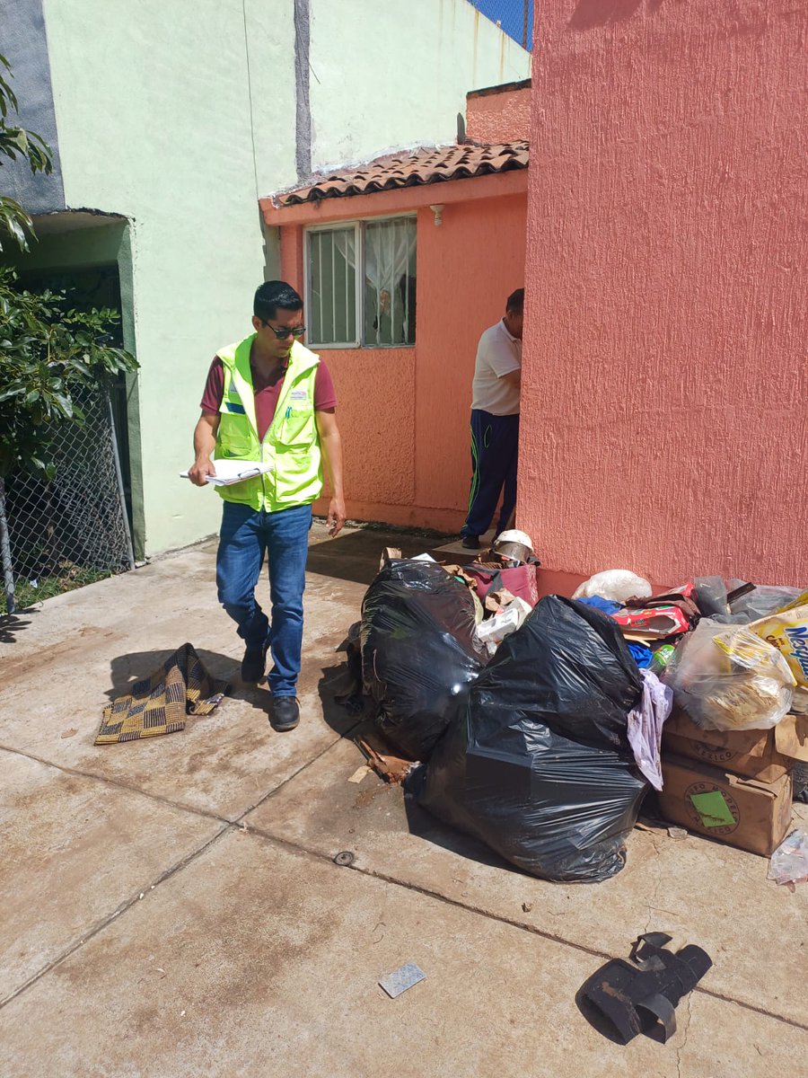 CoeprisM's tweet photo. Tras las afectaciones causadas por la reciente tromba en viviendas de  Loma Dorada y Las Águilas, con personal de Evidencia y Manejo de Riesgos,  desplegamos una brigada sanitaria.
Verificamos calidad del agua  y tomamos muestras rápidas  para determinar cloro residual.
#Coepris https://t.co/HWnLODYy2u