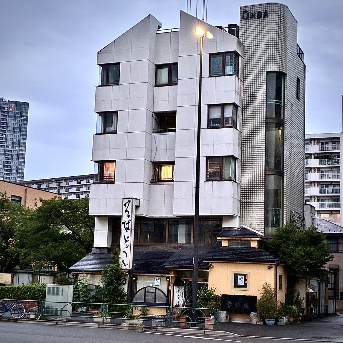 EdagawaWalker's tweet photo. 昨日の潮見の「ラーメンショップ」の居抜き案件に引き続き枝川潮見界隈では、豊住線の開業に向けて、飲食店の新陳代謝が進みそうな印象。枝川一丁目にあるお蕎麦屋さんの「宝盛庵」も居抜き物件になっているようですね。ちなみにこの物件の裏は既に更地で古い建物は建て替えや売却が進行している。 https://t.co/c8ojrCKlNB