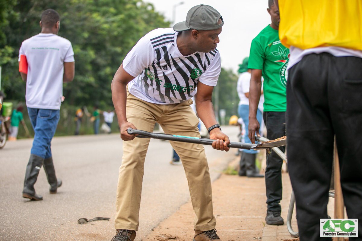 forestryghana's tweet photo. FC PARTAKES IN NATIONAL  GENERAL CLEANING EXERCISE 

The Forestry Commission (FC) took part in the National General Cleaning Exercise which was directed by the government https://t.co/8tSECqAmAv