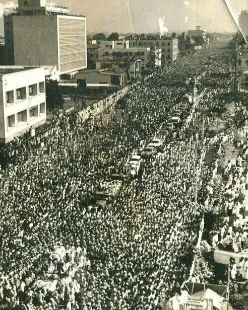 likelykimani's tweet photo. The largest funeral in human history wasn't for an emperor or pope. 

It was for a Tamil leader Named C.N. Annadurai who died in 1969 and attracted an estimated 15 million mourners, according to Guinness World Records.
#History #OnThisDay #AncientHistory @GWR https://t.co/ZoPOTcj4uX