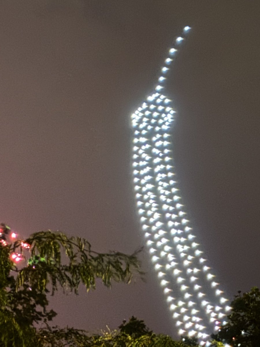 Noss7771's tweet photo. Bizarre la Tour Eiffel ce soir https://t.co/Vi4rUZSGSg