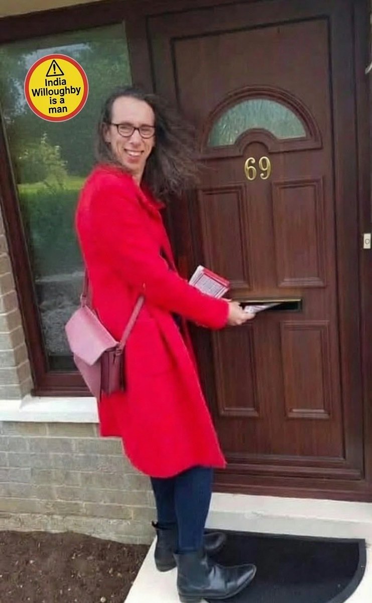damekatydenise_'s tweet photo. A photo of Heather posting photos of her Vaginoplasty through her elderly neighbour’s door to cheer her up &amp; educate her. This is the caring side you folx aren’t seeing.

#WeAreAllHeatherHerbert 🕯️ https://t.co/JRel6BC3fF